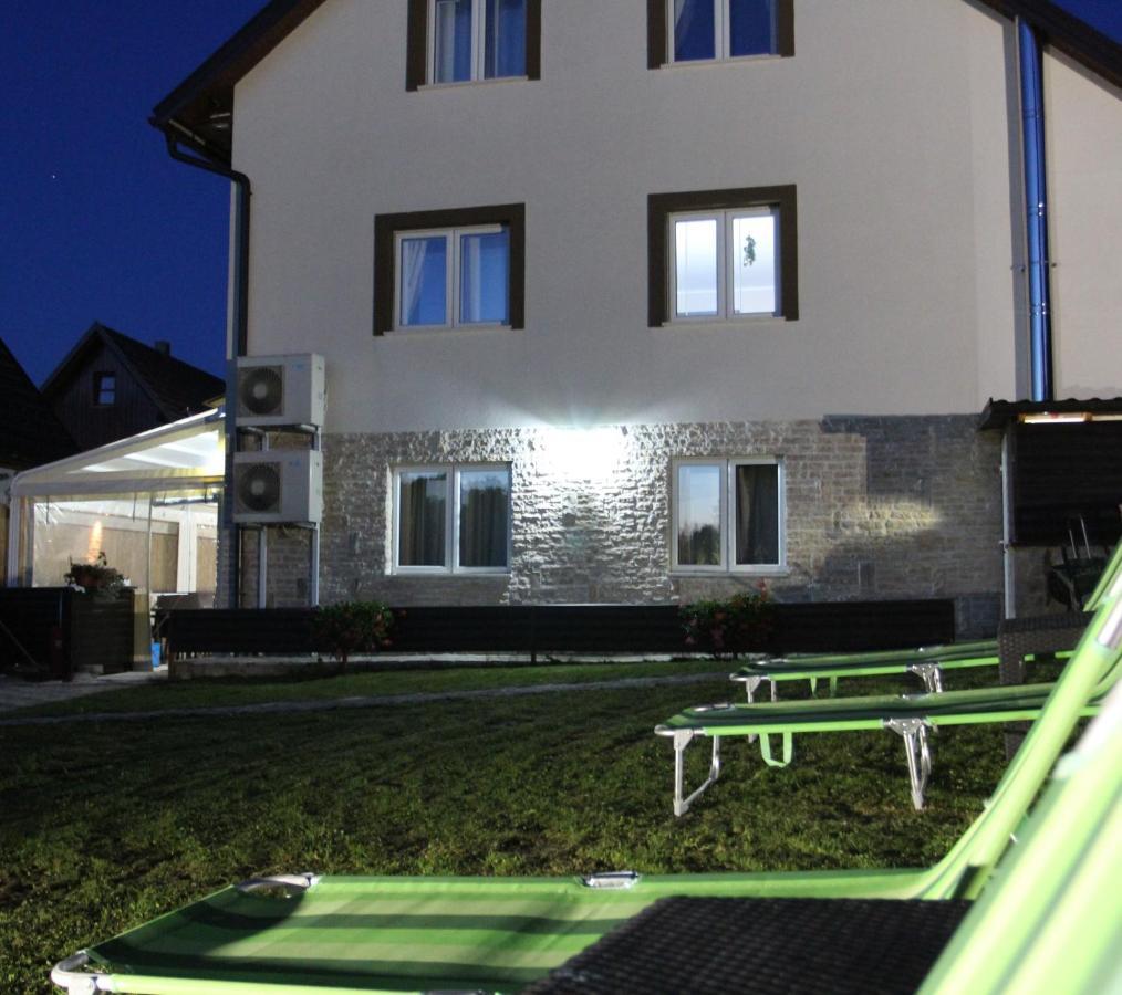 Millenium House 1 Bed & Breakfast Йезерце Екстериор снимка