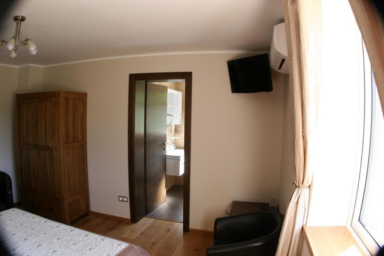 Millenium House 1 Bed & Breakfast Йезерце Екстериор снимка