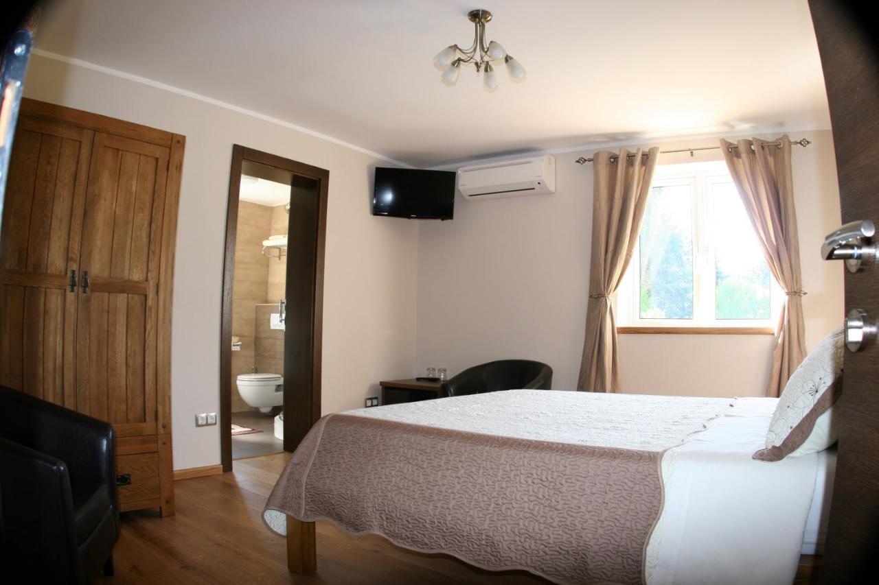 Millenium House 1 Bed & Breakfast Йезерце Екстериор снимка