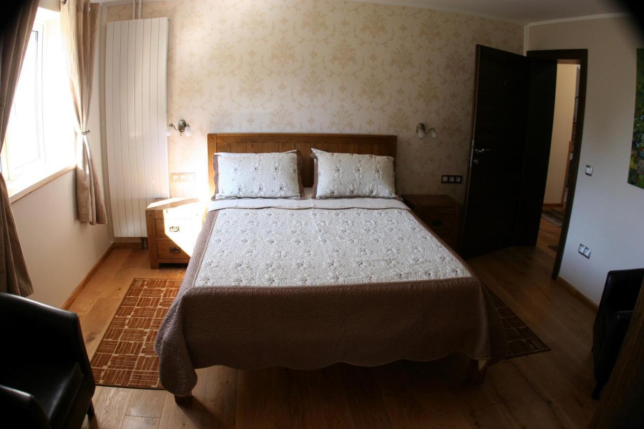 Millenium House 1 Bed & Breakfast Йезерце Екстериор снимка