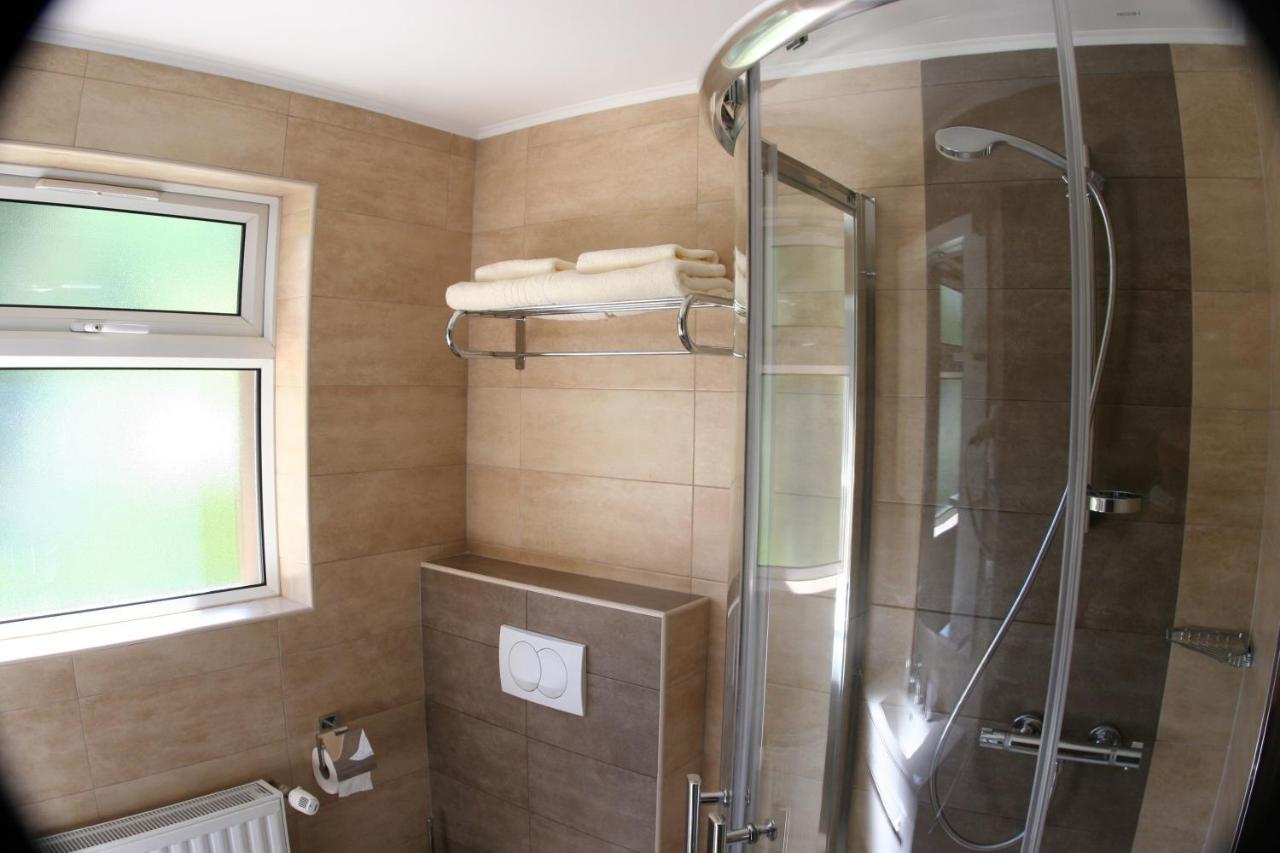 Millenium House 1 Bed & Breakfast Йезерце Екстериор снимка